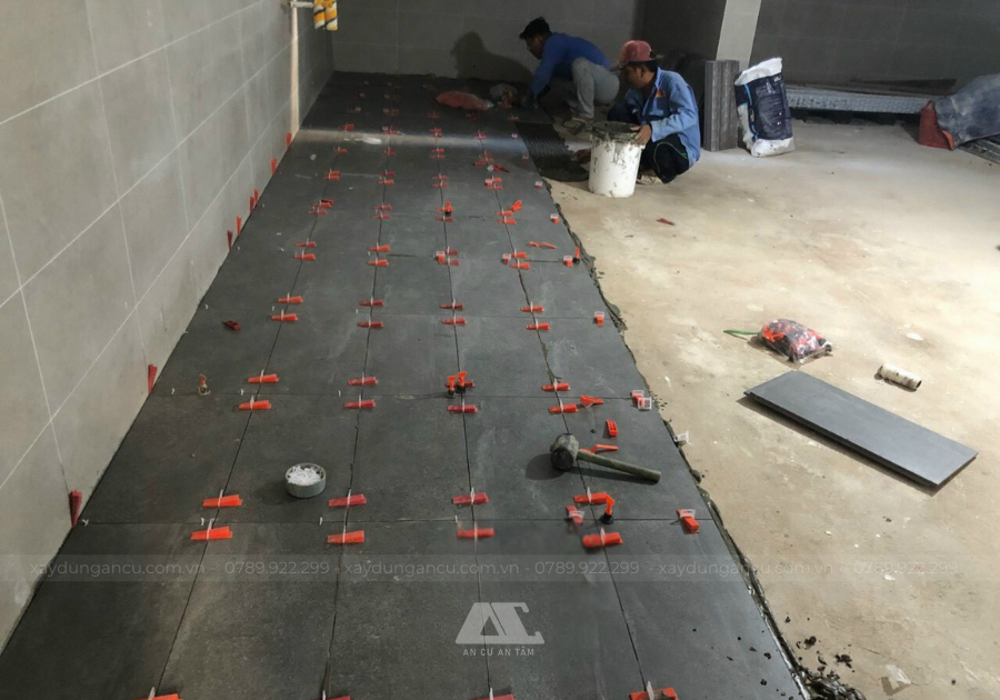 Ốp lát gạch nền chuẩn bị bàn giao cho khách hàng