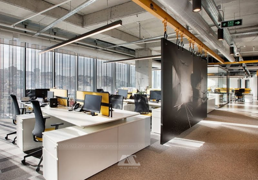 Thiết kế văn phòng hiện đại với nhiều cửa kính tận dụng tối đa ánh sáng tự nhiên mang đến không gian làm việc thoáng đãng và hiệu quả