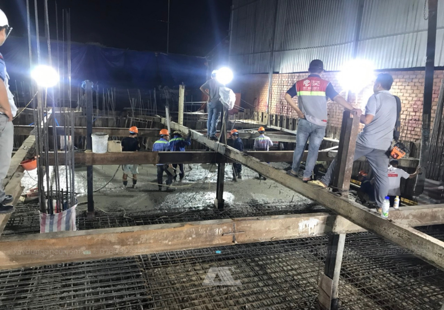 Công tác đổ bê tông sàn được giám sát chặt chẽ, đảm bảo an toàn và đúng kỹ thuật