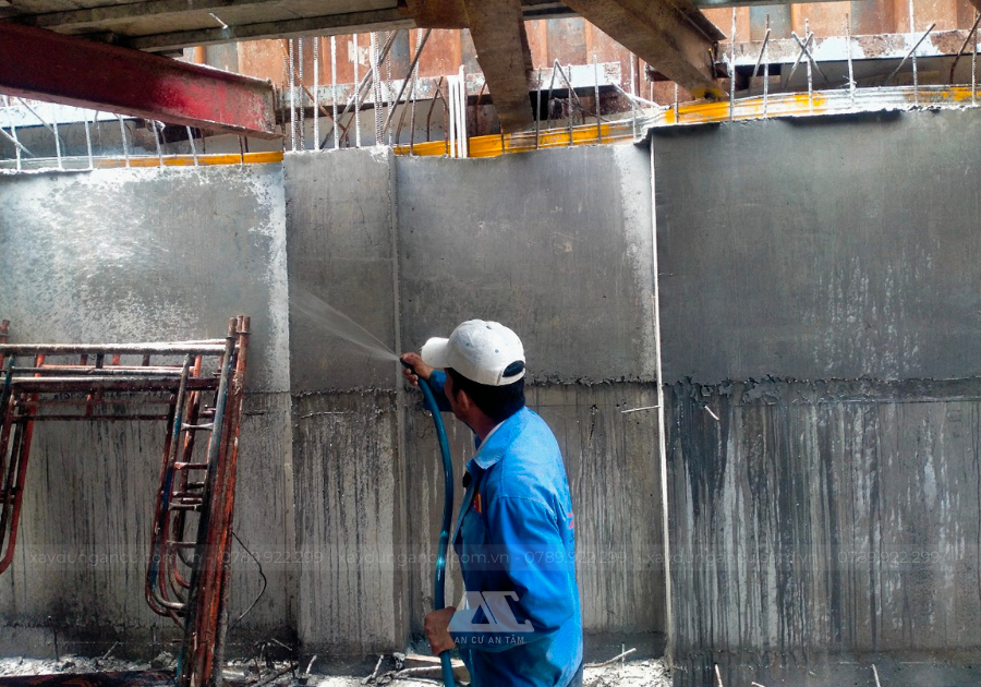 Thực hiện chăm sóc, tưới nước bê tông đúng quy trình để hạn chế nứt và đảm bảo độ bền kết cấu