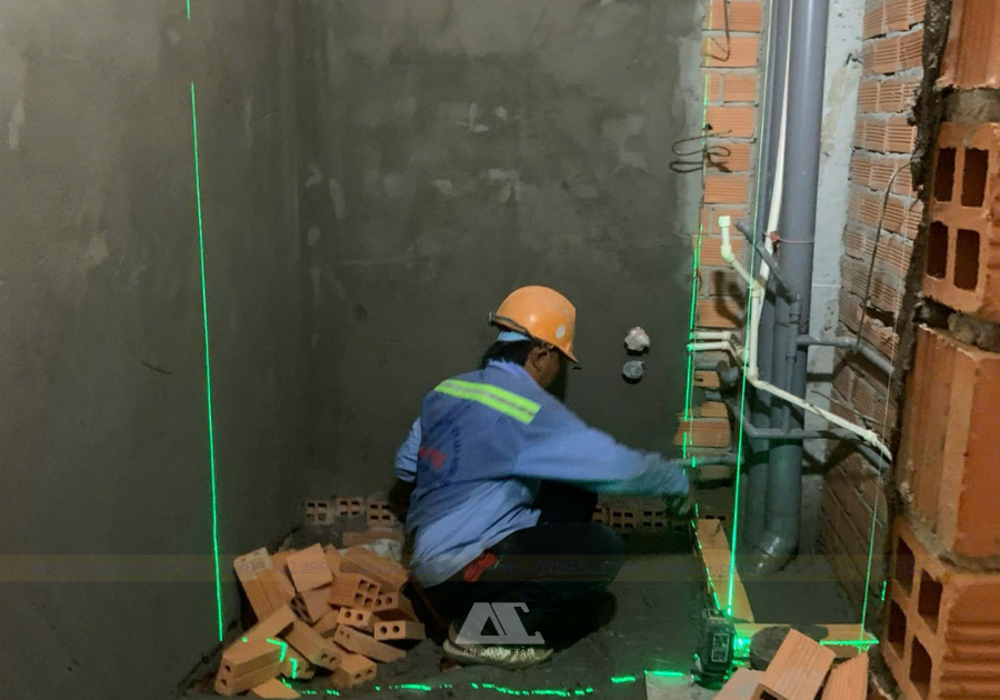 Thi công tô trát tường, căn chỉnh thẳng bằng máy laser